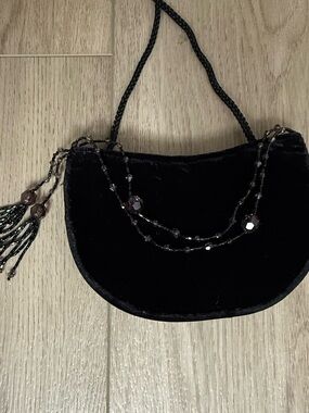 La Regale Black Velvet Evening Clutch with Beaded Tassel